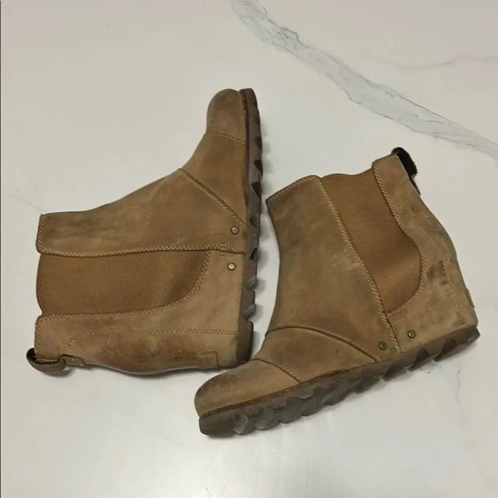 Sorel Tan wedge ankle boots with elastic panels and soft suede material